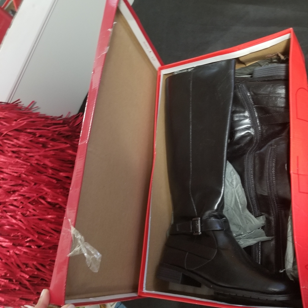 Boots - Picture 4 of 5